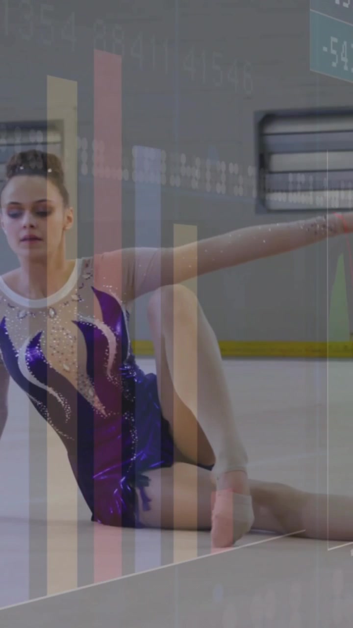 Vertikal video: Gymnast tager et udfaldsskridt mens bjælker over atleten viser sportsdata til gennemgang.