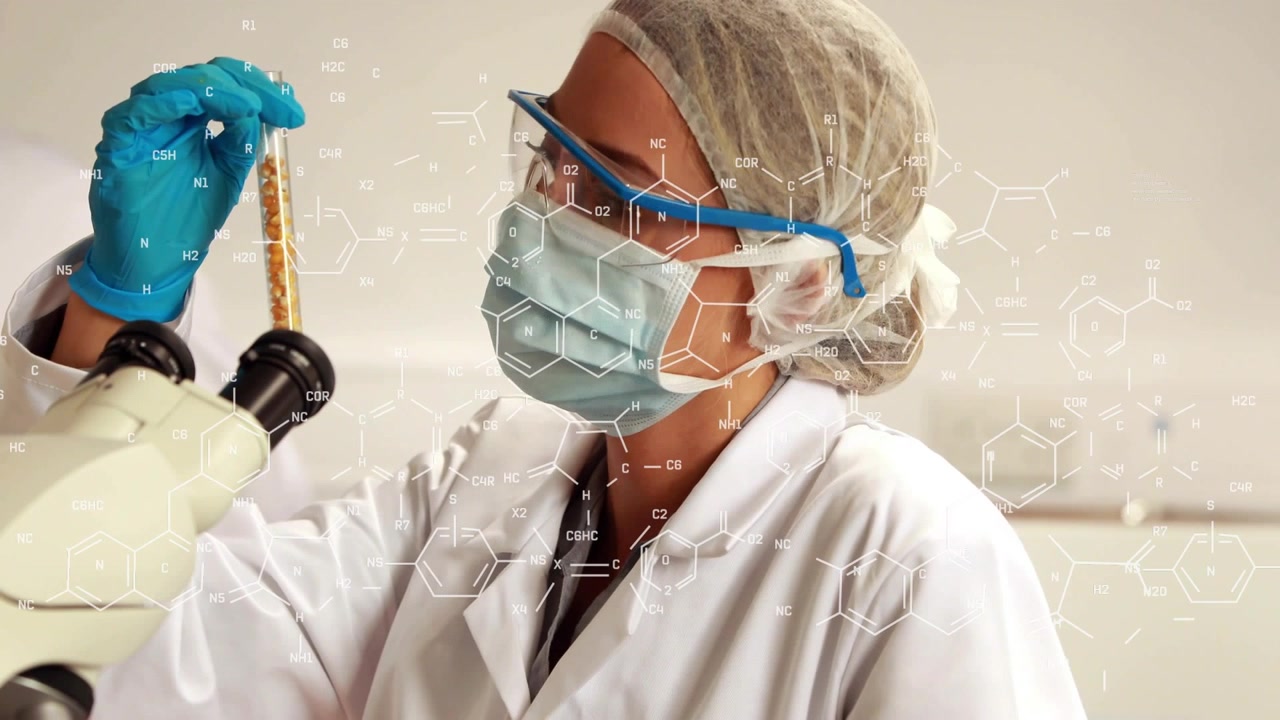 Video verticale: Tecnico guantato che solleva una provetta ed esamina un campione al banco per il controllo qualità, con sovrapposizione di microscopio.
