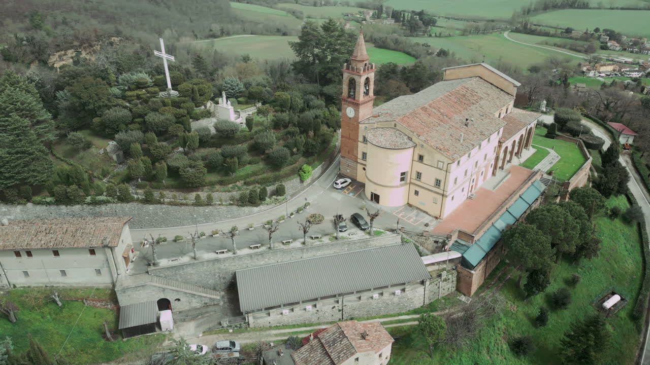 vistas espectaculares del avión no tripulado: santuario de la virgen del tránsito de canoscio en la ciudad de castello