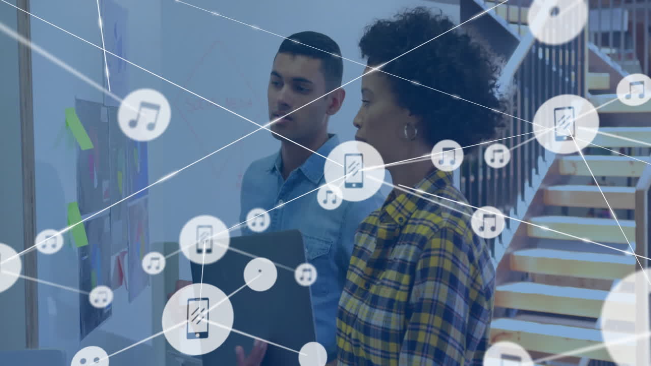 animación de la red de conexiones con dispositivos iconos sobre diversas personas de negocios en la oficina