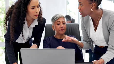 Mujer-Mayor,-Trabajo-En-Equipo-Y-Hablando-Con-Tecnología