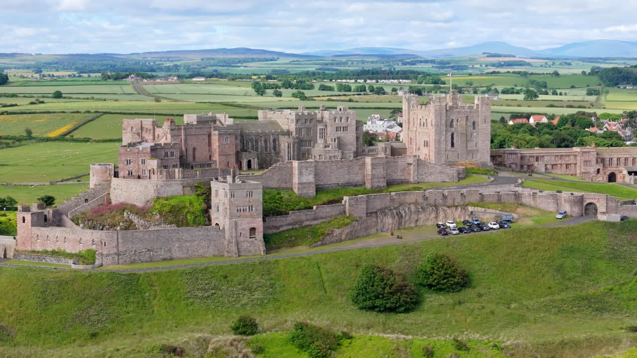 imágenes aéreas del castillo de bamburgh en verano