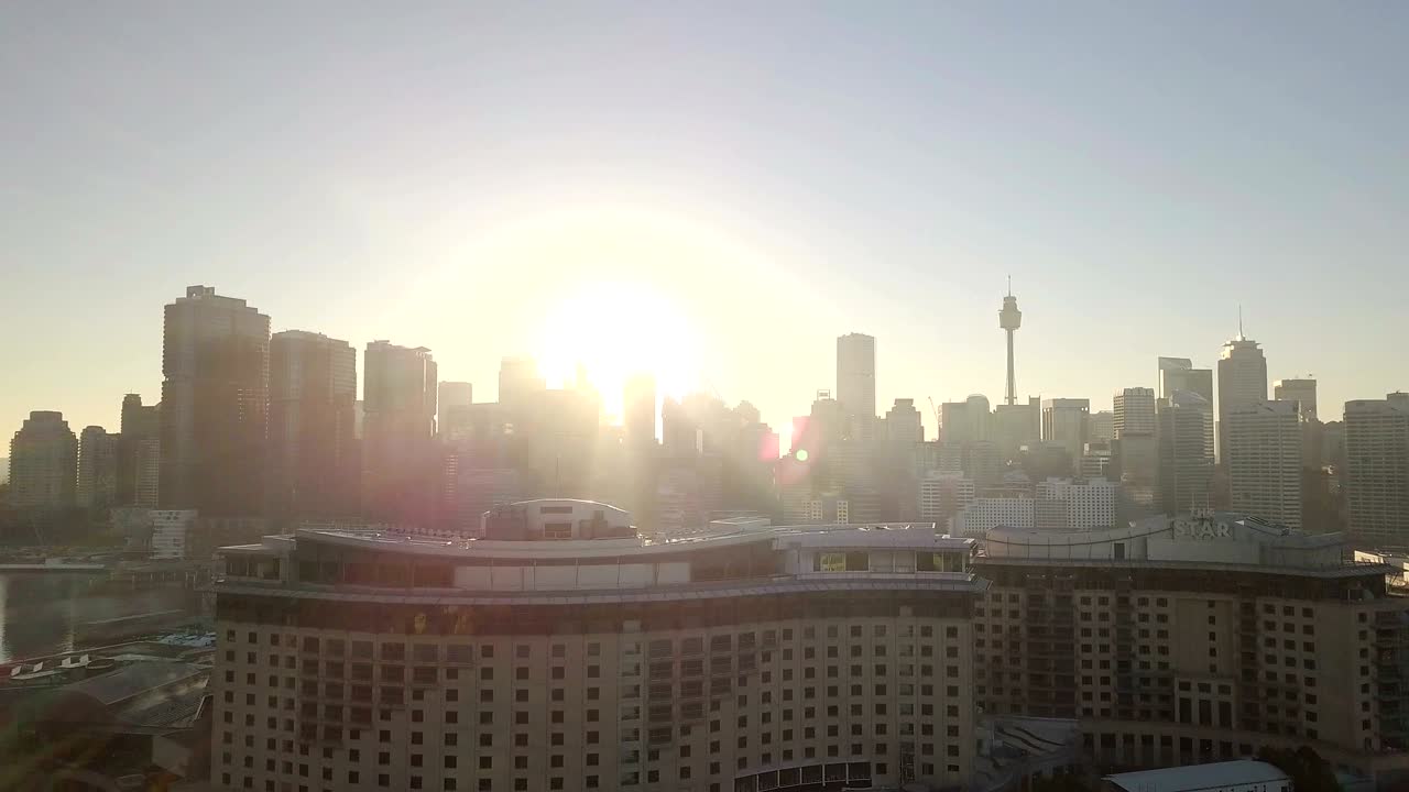 hermoso paisaje aéreo del horizonte de la ciudad al amanecer