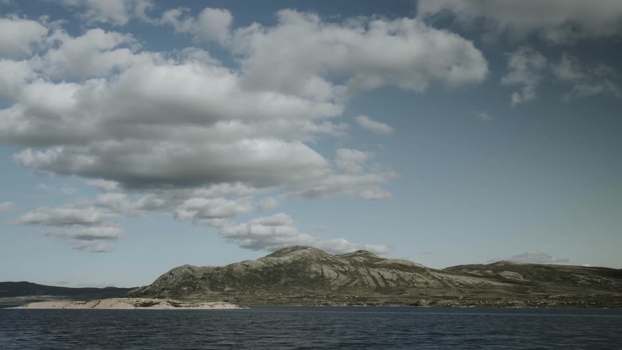 lago de montaña y una montaña al fondo