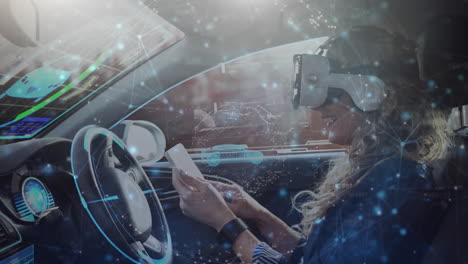 animación de la red de conexiones a través de una mujer que usa auriculares vr utilizando un teléfono inteligente en un coche autónomo