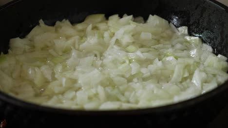 freír cebollas en una sartén con aceite