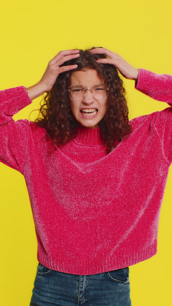 짜증나는 십대 아이, 스트레스, 긴장 문제, 충격, 분노, 신경 분쟁으로 인해 소녀가 비명을 지르고 있습니다.