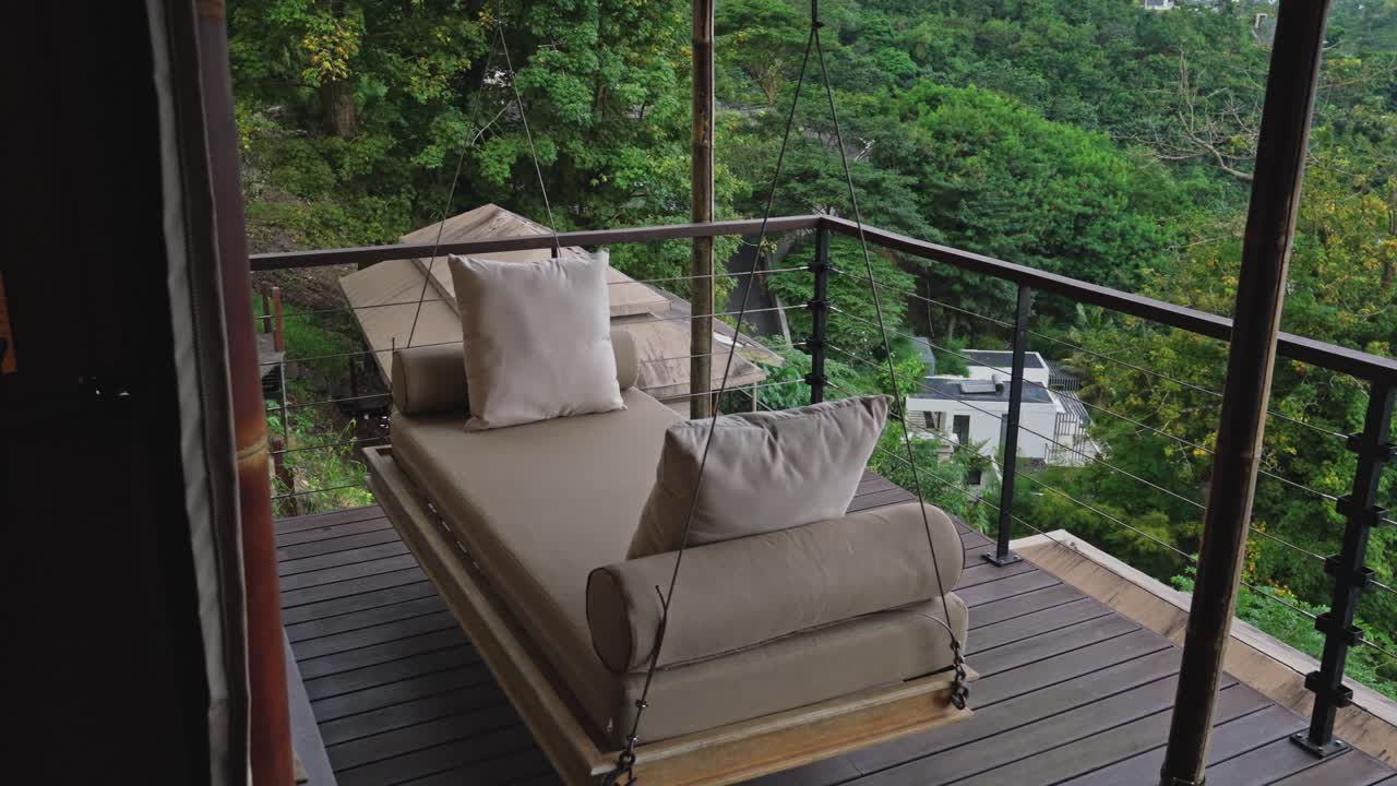 Hængestol på balkon i glampingtelt