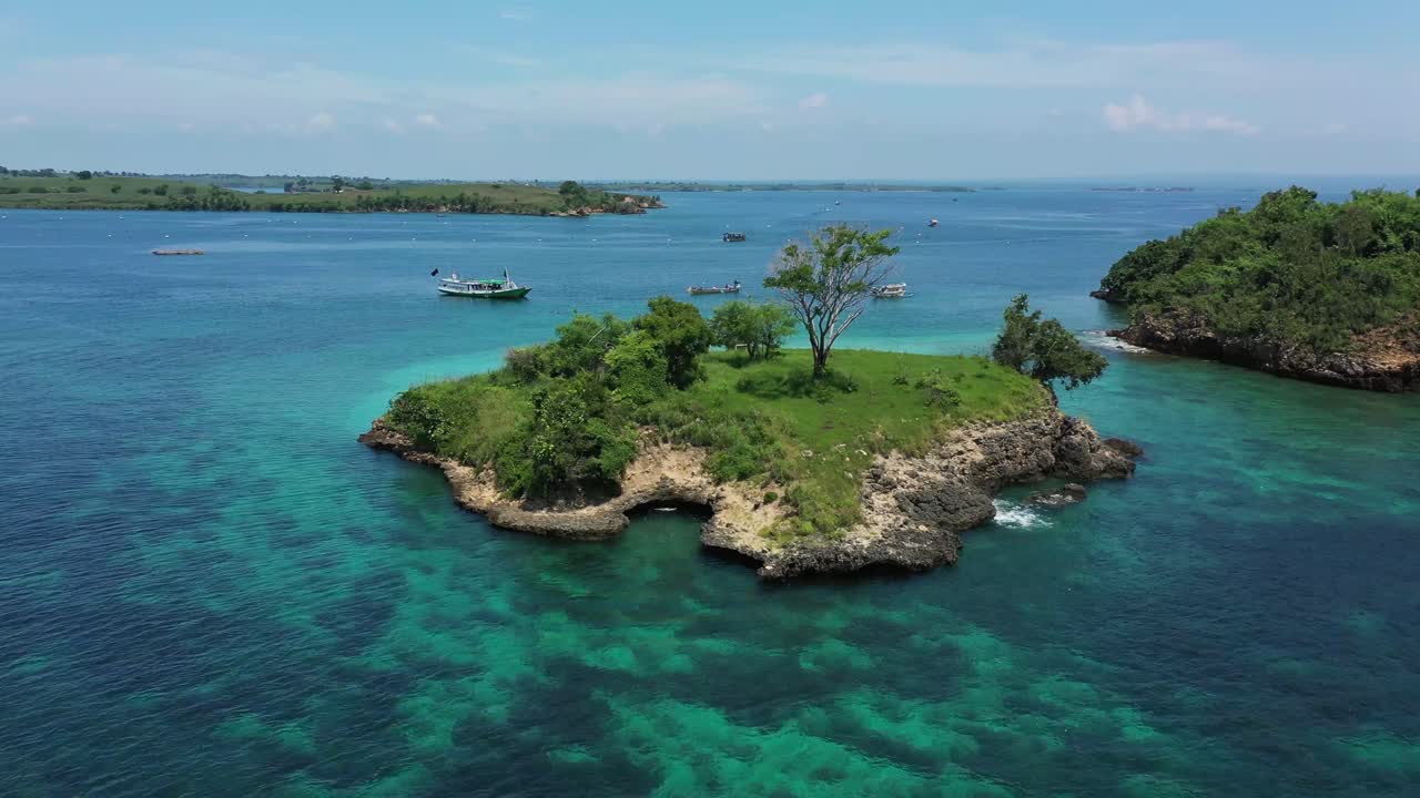 disparo constante de un dron de un hermoso islote en las afueras de lombok, indonesia, durante un día soleado de verano