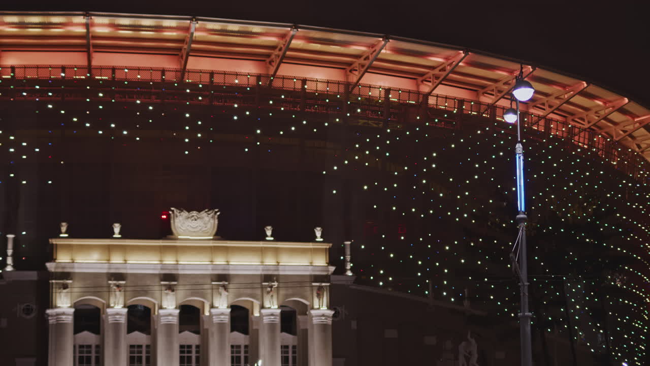 estadio iluminado por la noche