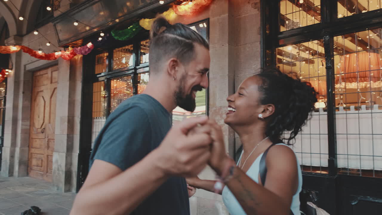 Coppia che festeggia e si gode del tempo insieme in città