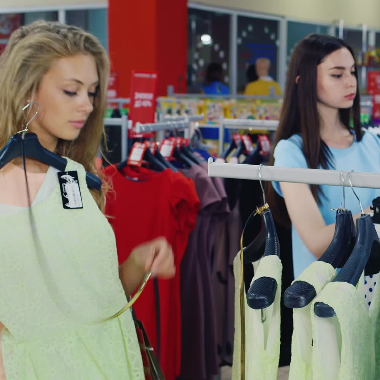 Ragazze che scelgono vestiti in un negozio
