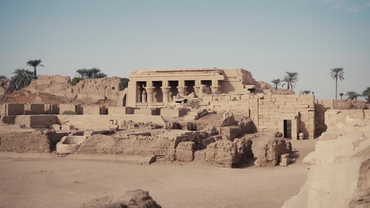 exterior del antiguo templo egipcio de dendera, egipto