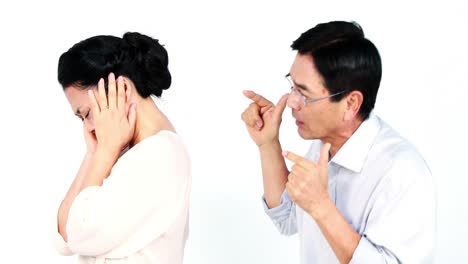 성숙한 아시아 커플이 논쟁하고 있습니다.