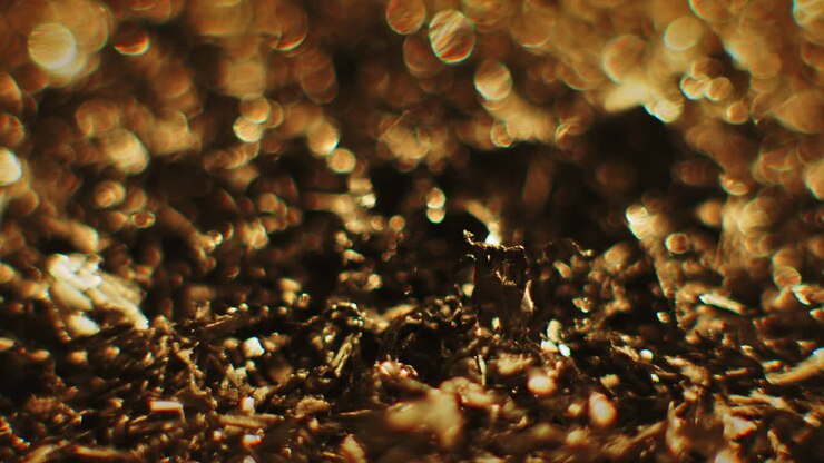 Movimento irregolare di metallo color oro