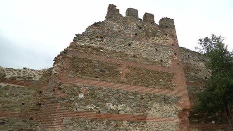 Las-Murallas-De-La-Acrópolis-En-Tesalónica-Tienen-Una-Longitud-De-Casi-4-Km,-Incluyendo-La-Acrópolis-Y-El-Heptapyrgion,-Forman-Un-Complejo-Imponente