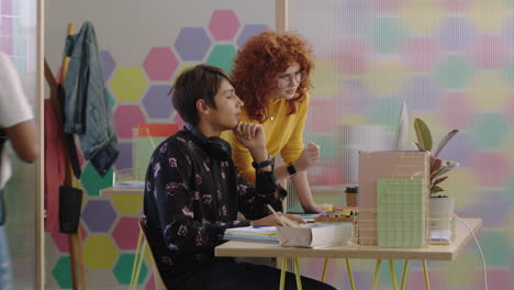 gente de negocios feliz reunión líder de equipo mujer mostrando ideas estudiante colega apuntando a la pantalla compartir apoyo discutiendo proyecto creativo utilizando tecnología informática en la oficina moderna de moda