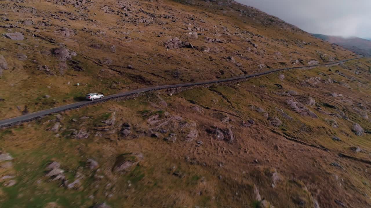 공중 산으로 도로를 운전하는 자동차