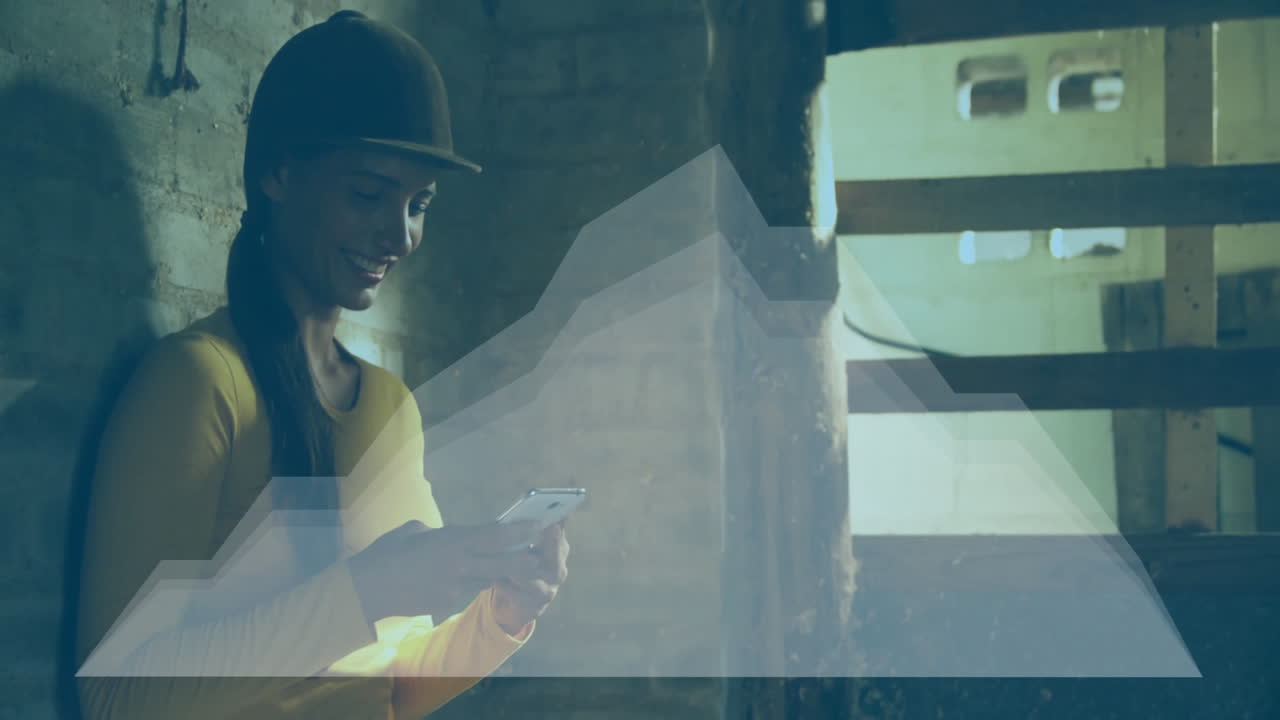 스마트폰을 들고 미소 짓고, 산 애니메이션 위에 헬을 입은 여자