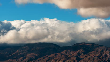 Gran-Pared-De-Cúmulos-Reuniéndose-Sobre-Las-Montañas-Del-Desierto-En-Una-Corriente-Ascendente-Dramática---Lapso-De-Tiempo