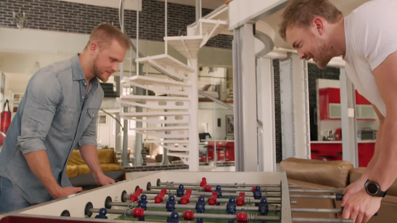 pareja de hombres caucásicos en distanciamiento social jugando en casa