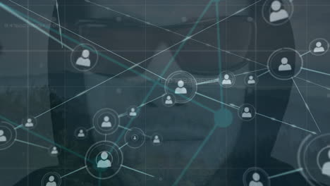 animación de una red de conexiones con iconos sobre un hacker caucásico