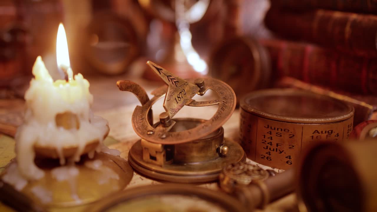 빈티지 스타일의 여행과 모험. 빈티지 오래된 나침반과 테이블에 있는 다른 빈티지 물건들.