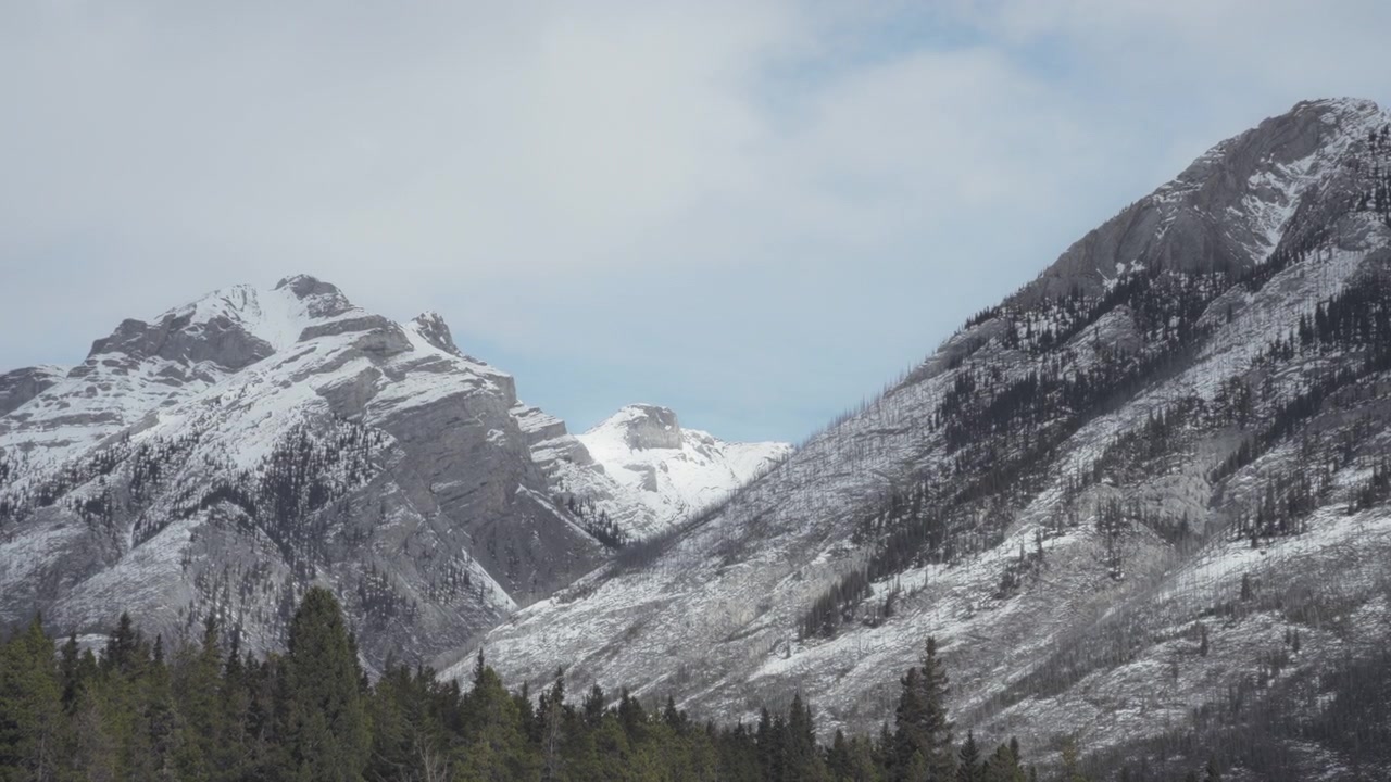 Cime innevate di una catena montuosa rocciosa nel Parco Nazionale di Banff