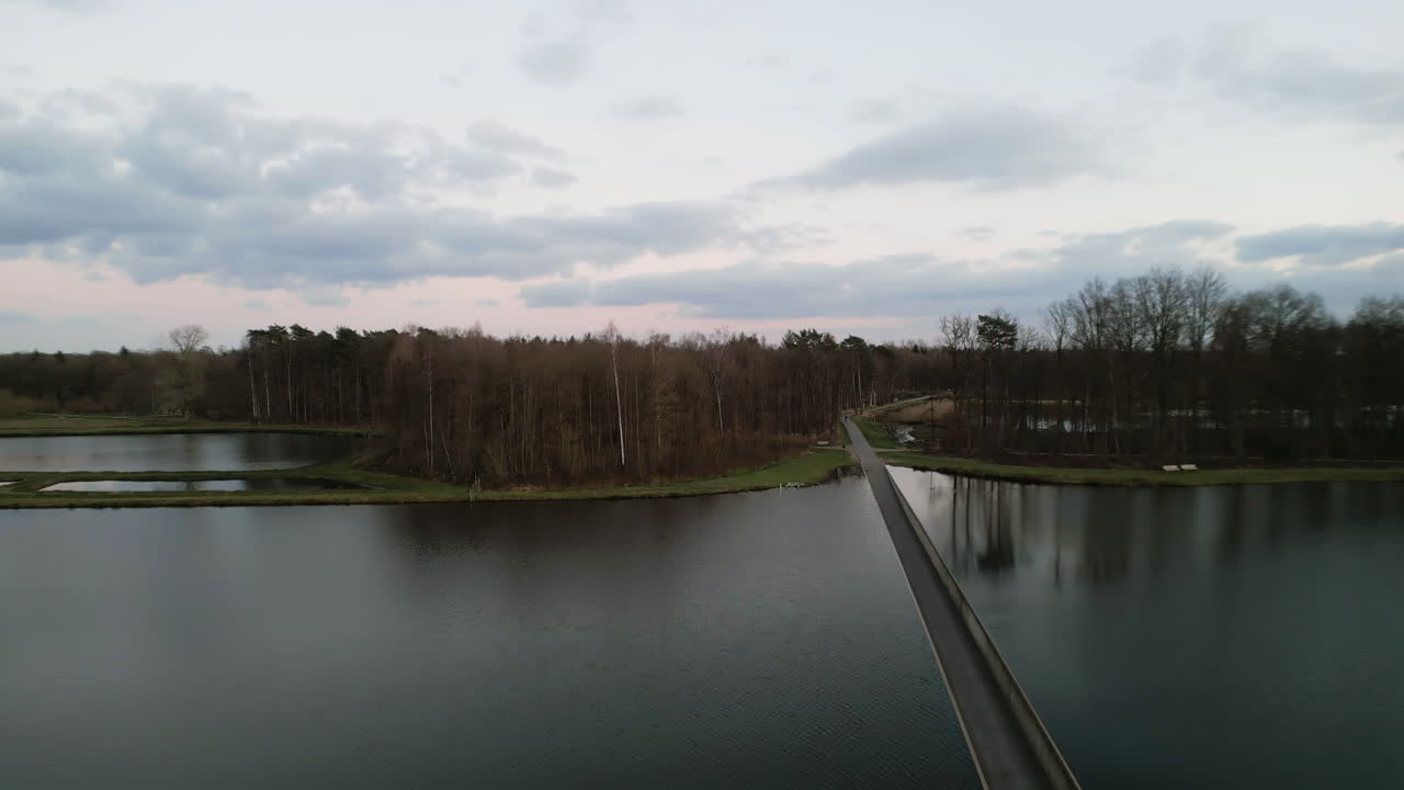 puente de nivel de agua para bicicletas en bélgica, vista aérea de drones