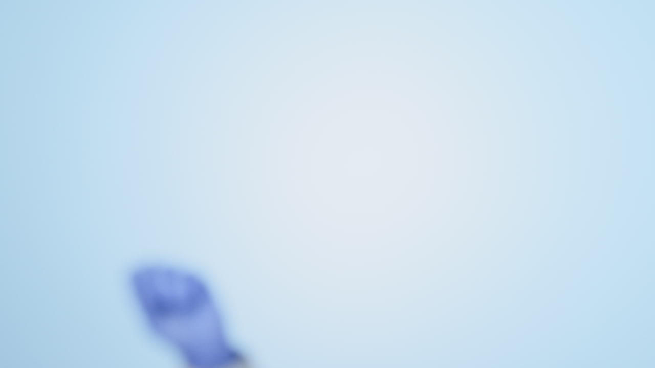 здравоохранение, рука с перчаткой указывает в студии