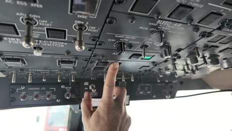 vista de primer plano de un arranque de motor dentro de una cabina de un jet moderno