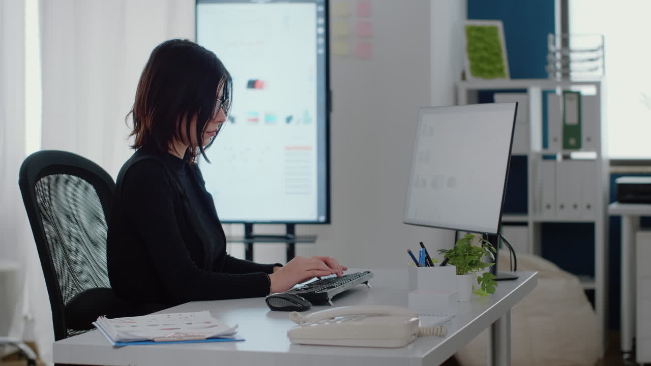 Portrett av ingeniør som bruker datamaskin til diagramdesign