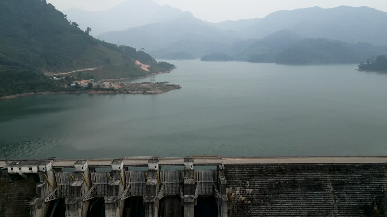 vista aérea de una presa y un embalse en una región montañosa