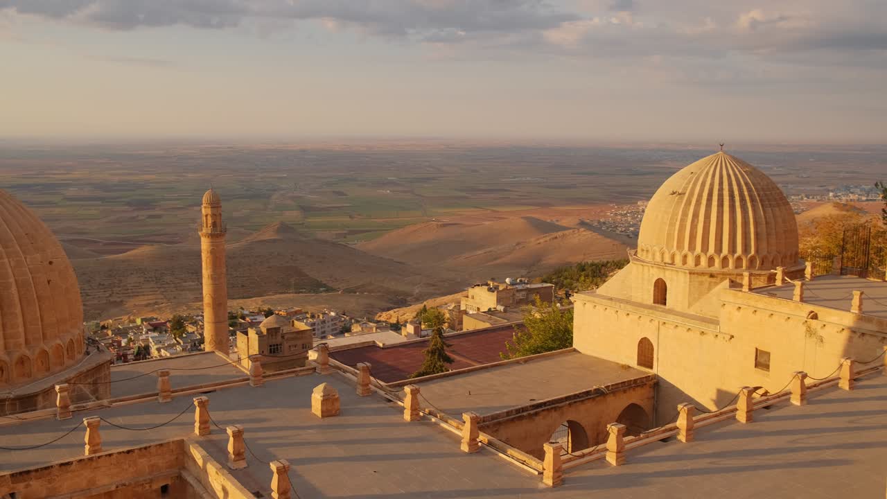 zinciriye medresesi o sultan isa madrasa en mardin, en el este de anatolia, turquía.