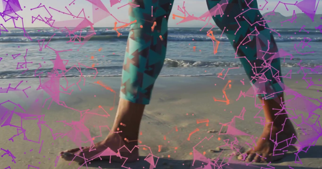Ældre kvinde træder på vådt sand, hvilket udløser et sundheds-overlay, der analyserer gangart på mønstrede leggings.