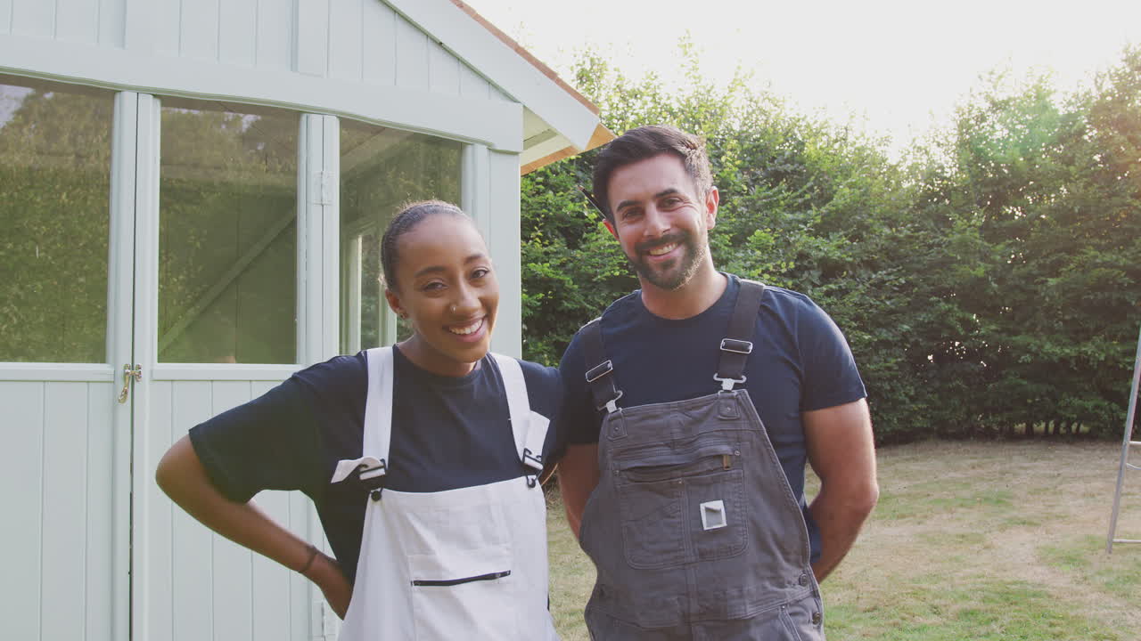 retrato de una pareja tomando un descanso de construir una casa de verano al aire libre en el jardín