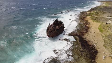 órbita aérea sobre un naufragio en la costa de la isla klein curacao en el caribe