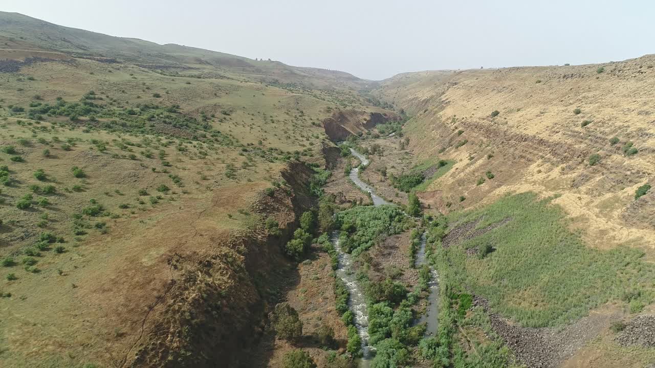 Riprese aeree del fiume Giordano che scorre nel nord di Israele.