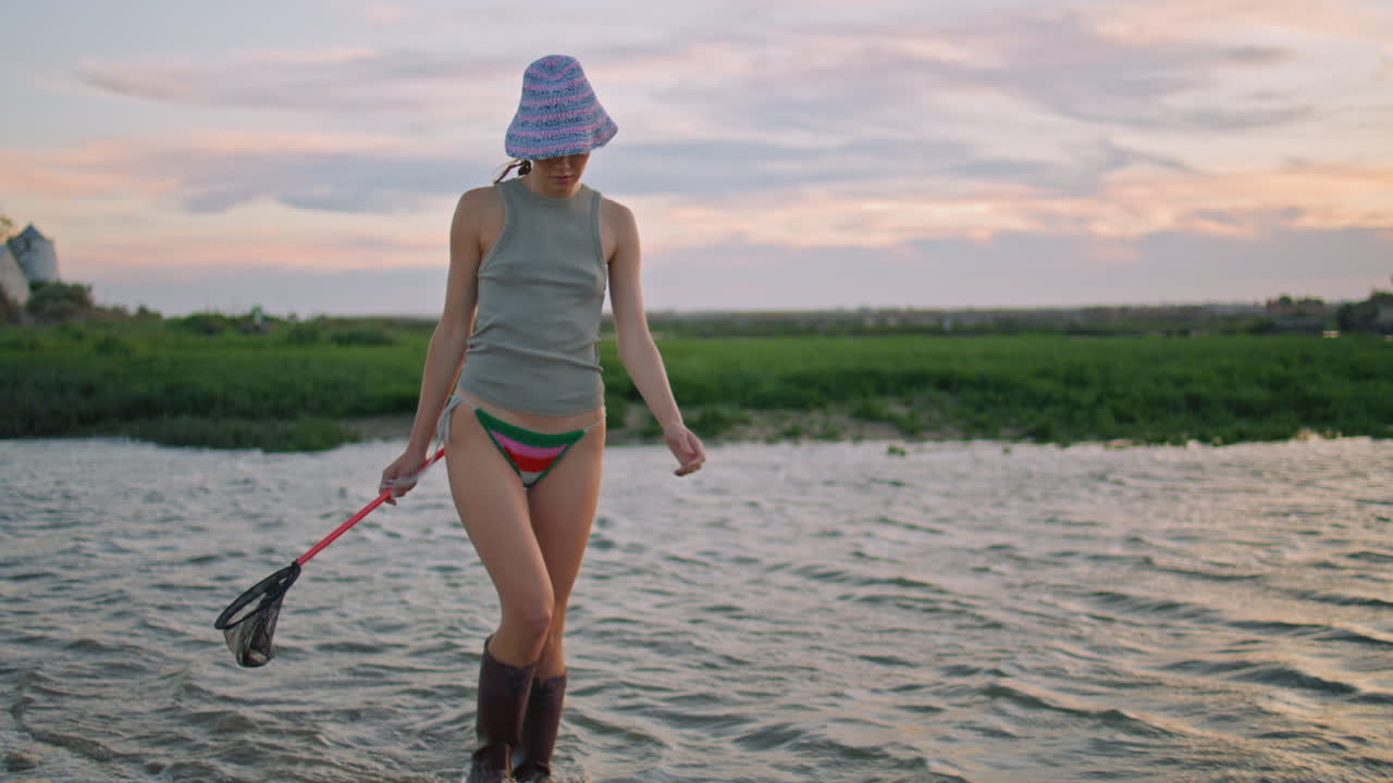 여름 저녁에 강을 는 시 소녀, 평온하고 편안한 모델, 스쿠프를 들고