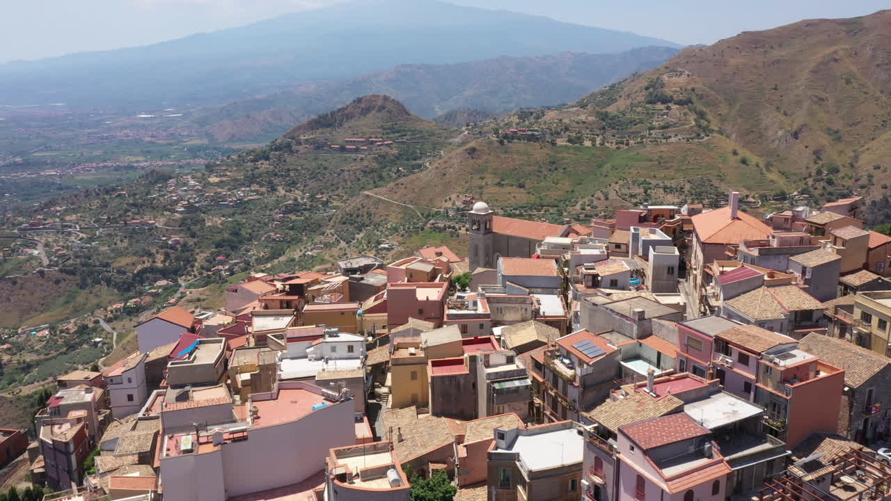 paso elevado pequeño pueblo italiano en la cima de la montaña