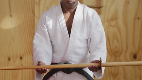Judoka-Hält-Einen-Holzsäbel