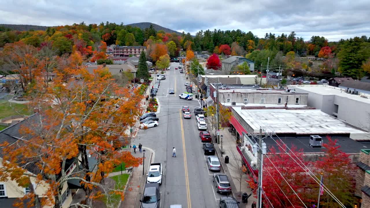 aerial sobre la calle principal en el soplo de roca nc, carolina del norte en otoño