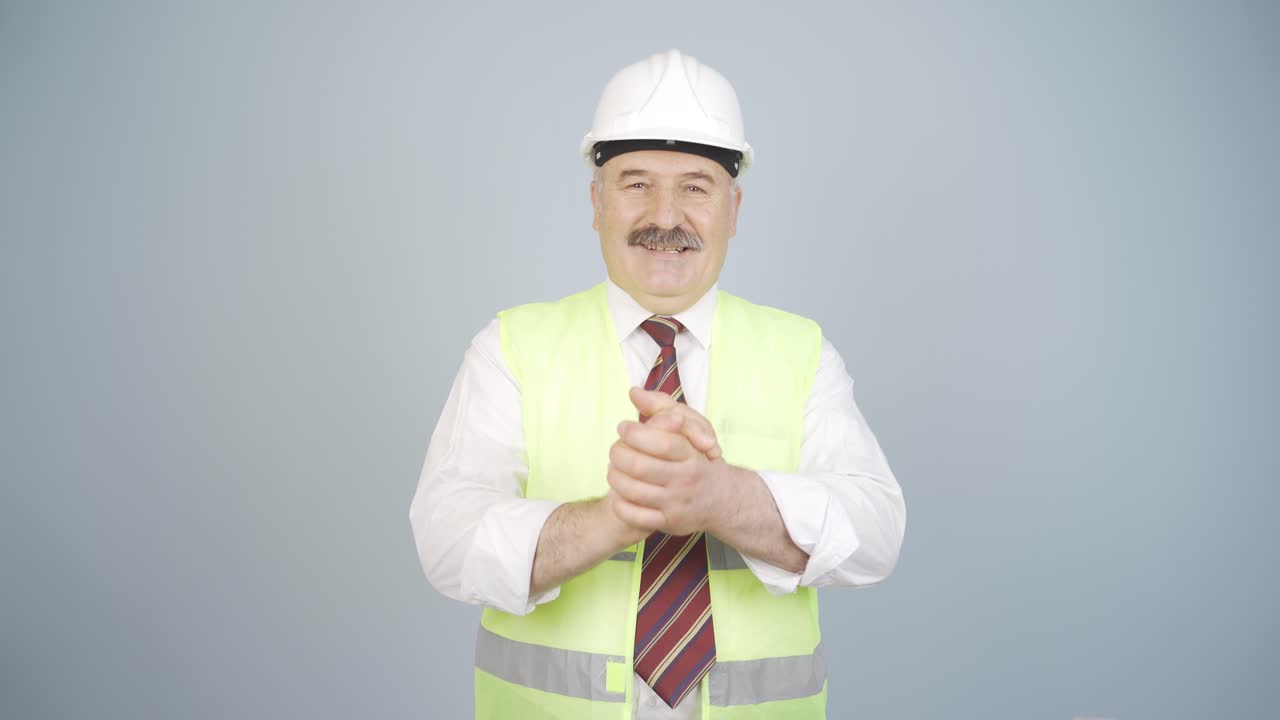 ingeniero haciendo una señal de confianza a la cámara.