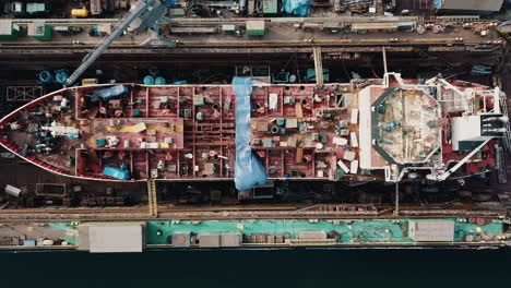 drone volando sobre el buque de carga en los muelles del astillero