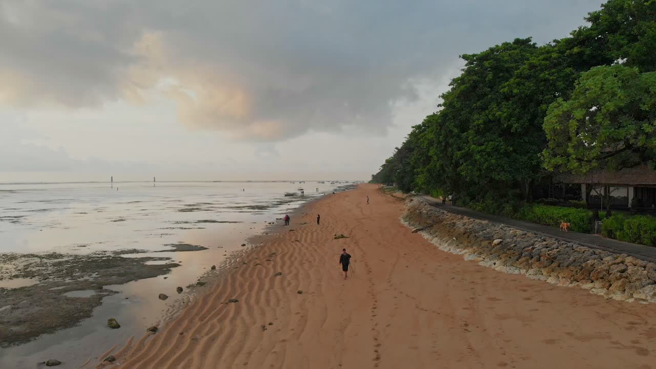 Barche galleggiano all'alba splendente di Sanur. Indonesia, Bali