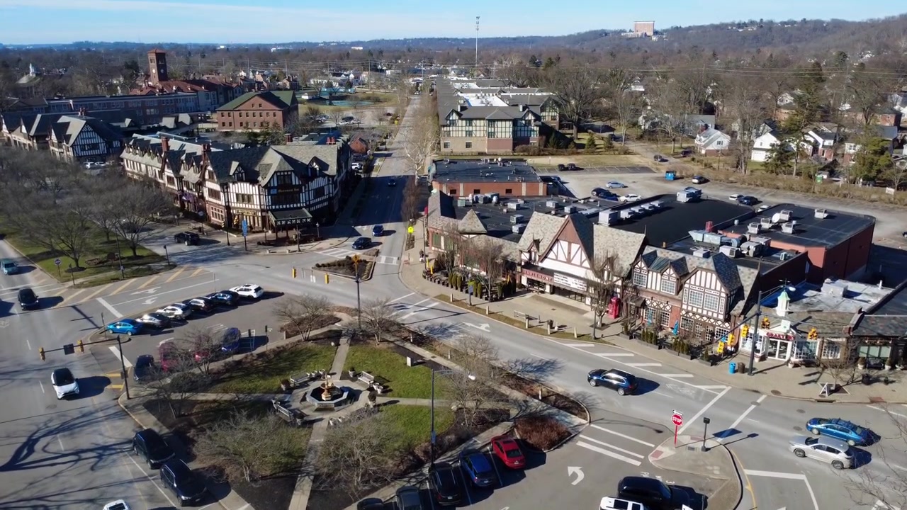 Ripresa con drone di Mariemont, Ohio, un sobborgo di Cincinnati con un centro pittoresco e antico.