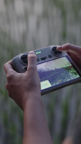 echar un vistazo de cerca a la interfaz del controlador del dron, con botones detallados, joysticks y controles desde un ángulo agudo y atractivo
