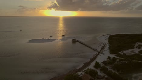 la tranquila belleza de las fascinantes puestas de sol de la isla de holbox con esta impresionante grabación de drone capturada desde el corazón del mar del caribe