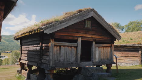 antigua casa noruega con musgo en el techo 4k video