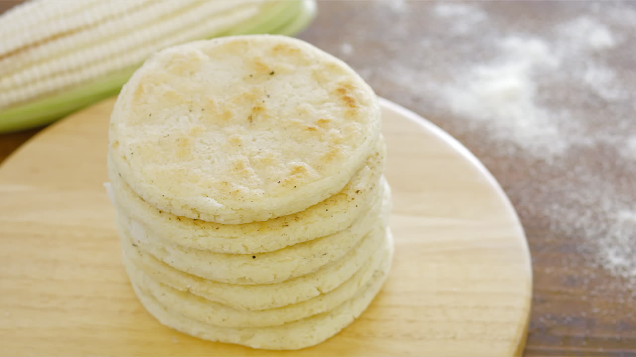 arepas, plato venezolano hecho de harina de maíz
